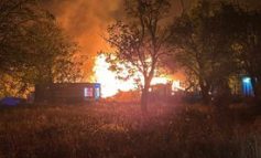 Incendiu de proporții la Moldova Nouă! Pompierii luptă cu flăcările ce mistuie un depozit de lemn și cimitirul de mașini!