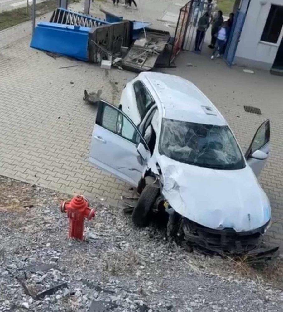 Accident grav în Moldova Nouă: O șoferiță a intrat direct în poarta fabricii Delphi Packard!