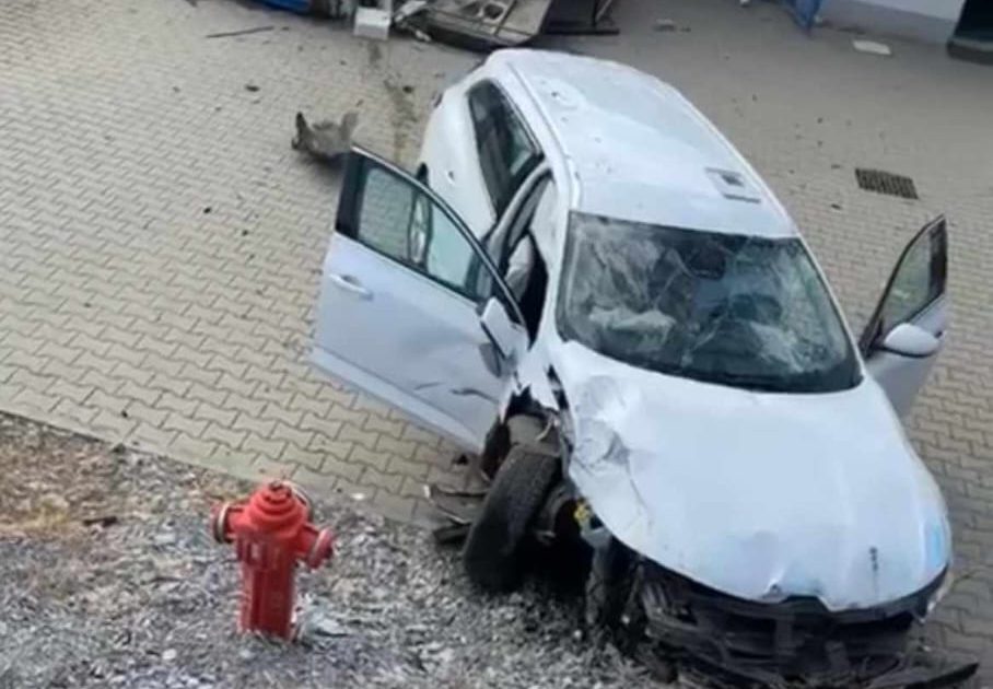 Accident grav în Moldova Nouă: O șoferiță a intrat direct în poarta fabricii Delphi Packard!