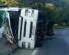 Accident grav pe DN 6: coliziune între două ansambluri de vehicule de mare tonaj în apropiere de Armeniș