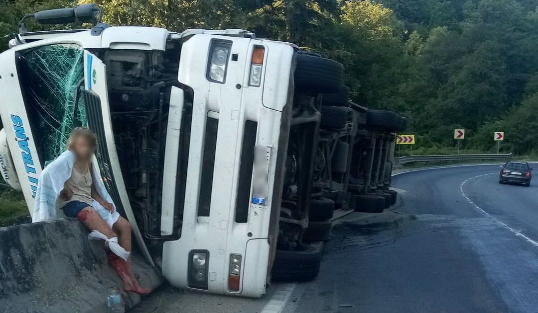 Accident grav pe DN 6: coliziune între două ansambluri de vehicule de mare tonaj în apropiere de Armeniș