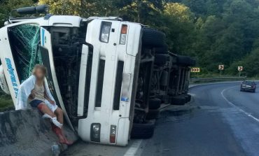 Accident grav pe DN 6: coliziune între două ansambluri de vehicule de mare tonaj în apropiere de Armeniș