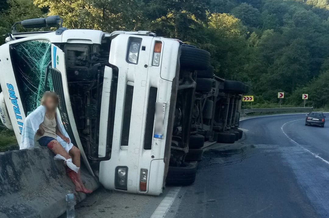 Accident grav pe DN 6: coliziune între două ansambluri de vehicule de mare tonaj în apropiere de Armeniș