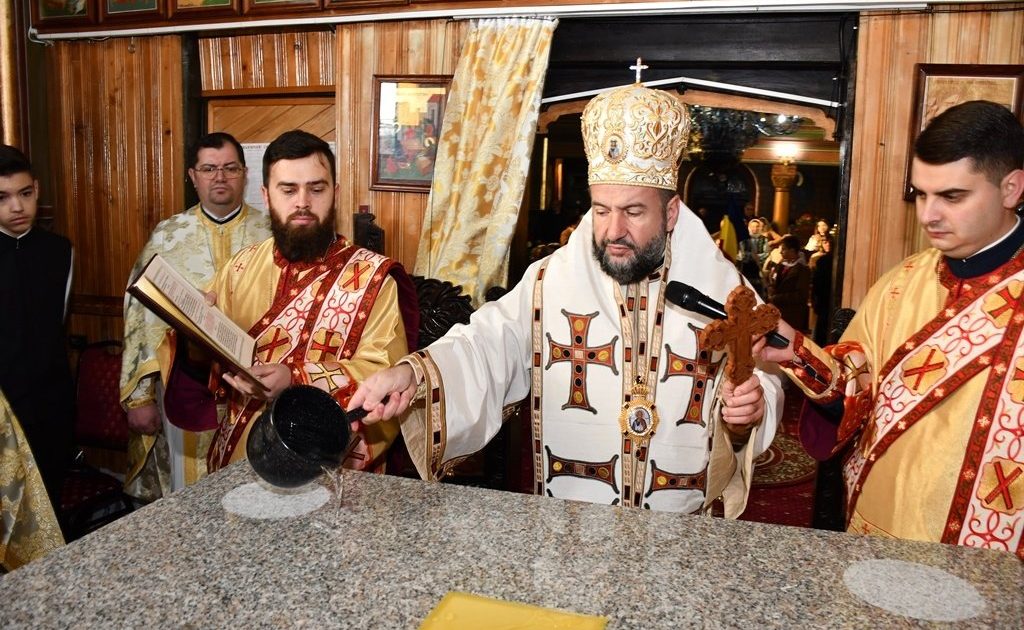 Zi de sărbătoare și credință în Valea Bistrei: Preasfințitul Părinte Lucian, alături de credincioșii din Oțelu Roșu