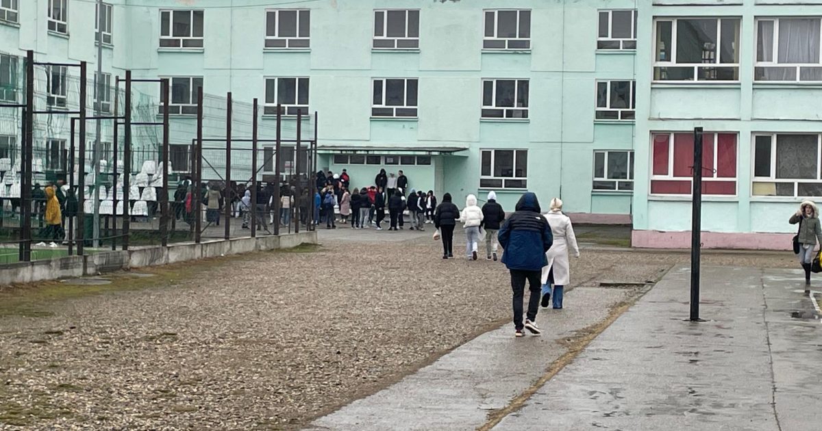 Haos la Grupul Școlar Moldova Nouă! Un elev a pulverizat colegii cu spray paralizant și a provocat groază! Toți elevii evacuați, autoritățile sunt în alertă!