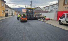 Strada Gării din Oțelu Roșu se transformă! Covor asfaltic nou, pentru o infrastructură modernizată