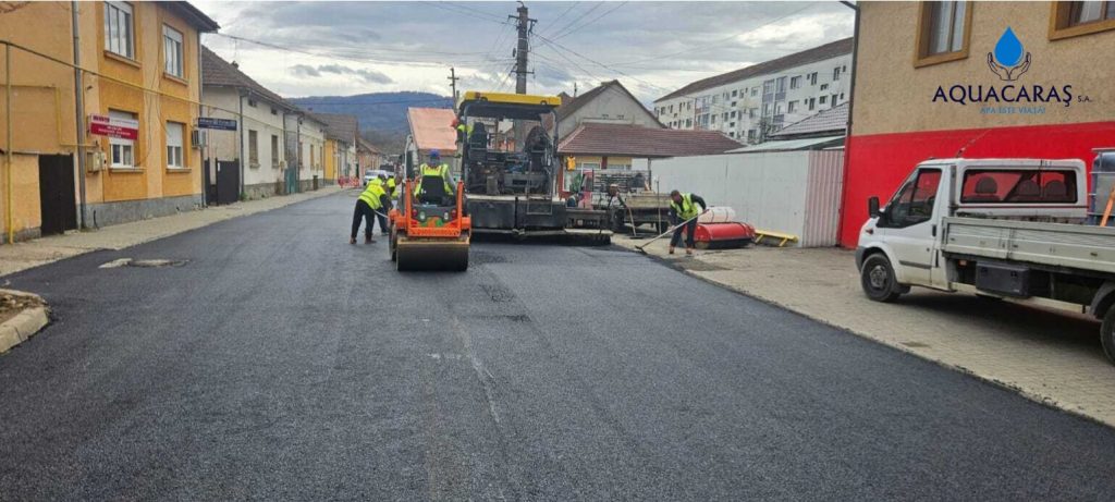 Strada Gării din Oțelu Roșu se transformă! Covor asfaltic nou, pentru o infrastructură modernizată