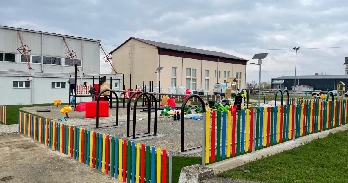 Moldova Nouă prinde viață: Parcurile de joacă devin realitate!