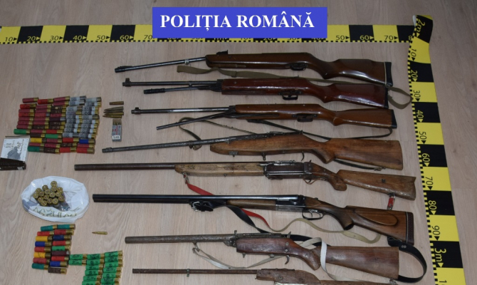ARSENAL ASCUNS ÎN CARAȘ-SEVERIN! 27 DE ARME DE FOC ȘI SUTE DE CARTUȘE, GĂSITE LA PERCHEZIȚII!