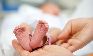 RESITA.Răpire la lumina zilei: bebeluș smuls din brațele bunicii, salvat în ultimul ceas