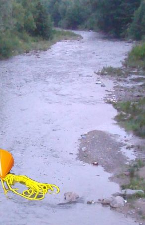 TRAGEDIA DE PE CERNA: Trupul unui bătrân de 73 de ani, găsit fără viață de scafandri – comunitatea din Băile Herculane, în doliu