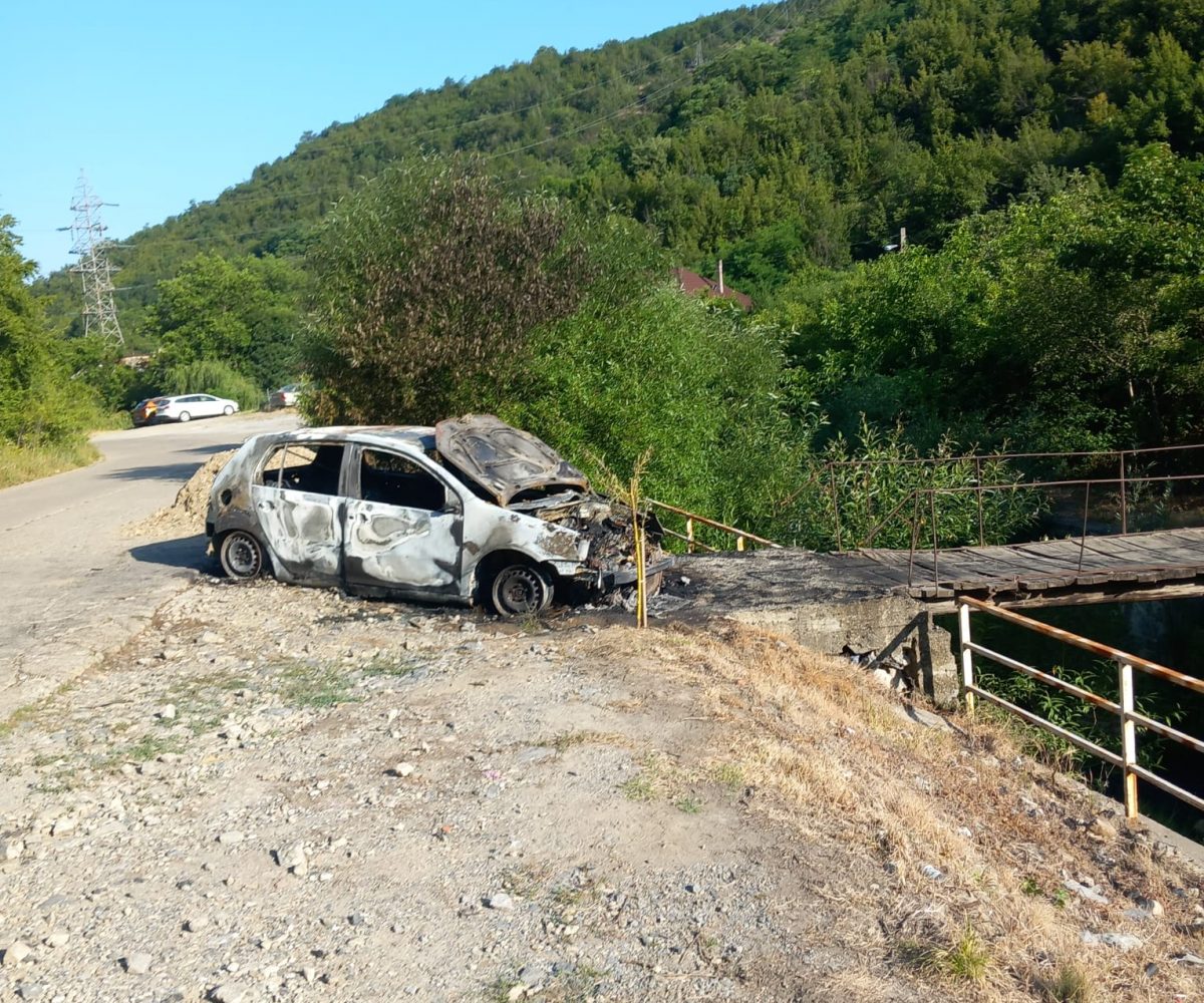 ȘOC la Moldova Nouă! Tentativă de asasinat în Cartierul Bosneag? Camere tăiate și mașină incendiată!