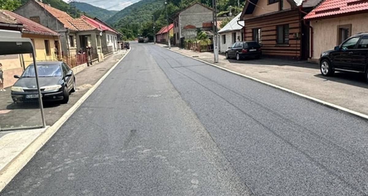 Asfalt proaspăt pe Strada Minerilor! Infrastructura rutieră din Moldova Nouă intră în linie dreaptă