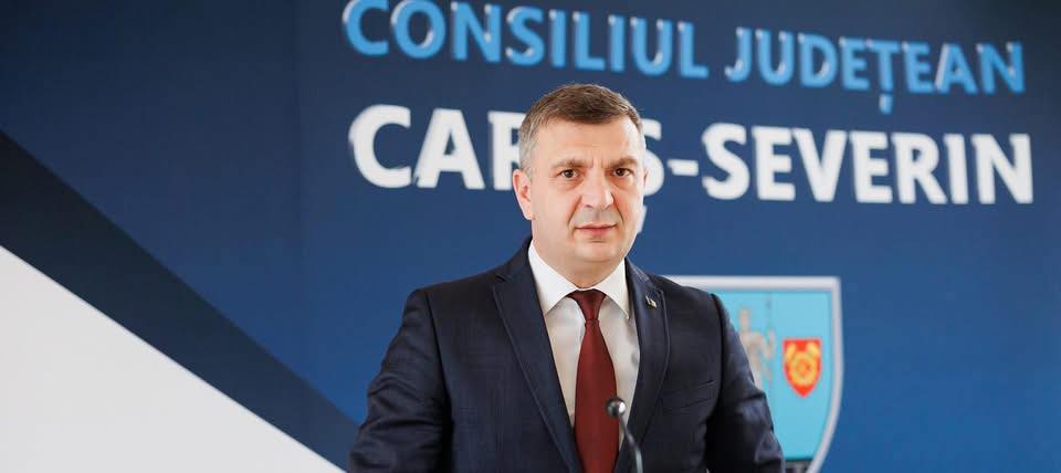 „Tăiem piciorul sau dăm cu rivanol?” – Hurduzeu, chirurgul de Caransebeș al politicii naționale
