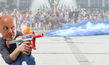 PRIMARIA RESITA A ORGANIZAT IN CENTRU O BATAIE CU APA!PE CAND SI O BATAIE CU FRISCA?