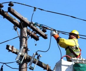 Atenție, Moldova Nouă! O nouă întrerupere de curent anunțată pentru vineri. Oamenii se întreabă: „Ce se tot repară?”