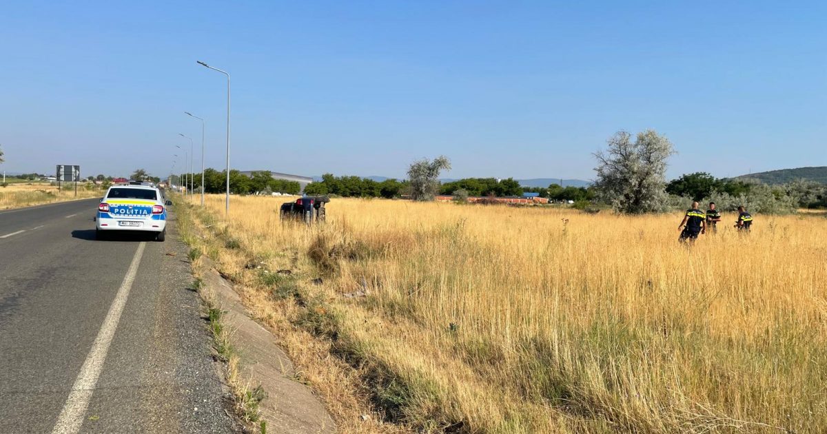 ACCIDENT MISTERIOS LA MOLDOVA NOUĂ! ȘOFER DISPĂRUT, STÂLP RAS DIN TEMELII! CE SE ASCUNDE ÎN SPATELE IMPACTULUI?