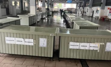 Curățenia vinde”... dar toaleta unde e? Scandal în Piața Agroalimentară din Moldova Nouă!