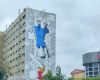 REȘIȚA UIMEȘTE LUMEA! PICTURĂ GIGANTICĂ DE 10 ETAJE TRANSFORMĂ ORAȘUL ÎN GALERIE DE ARTĂ URBANĂ!