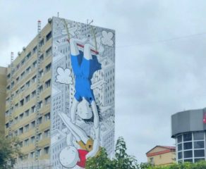 REȘIȚA UIMEȘTE LUMEA! PICTURĂ GIGANTICĂ DE 10 ETAJE TRANSFORMĂ ORAȘUL ÎN GALERIE DE ARTĂ URBANĂ!