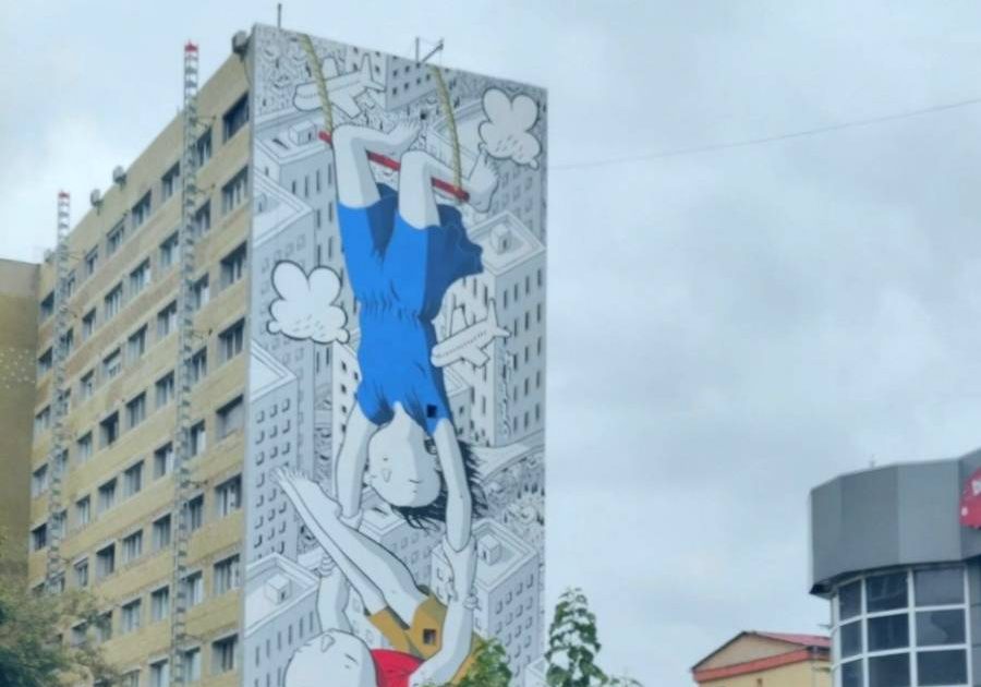 REȘIȚA UIMEȘTE LUMEA! PICTURĂ GIGANTICĂ DE 10 ETAJE TRANSFORMĂ ORAȘUL ÎN GALERIE DE ARTĂ URBANĂ!