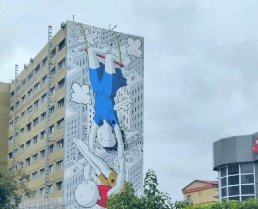 REȘIȚA UIMEȘTE LUMEA! PICTURĂ GIGANTICĂ DE 10 ETAJE TRANSFORMĂ ORAȘUL ÎN GALERIE DE ARTĂ URBANĂ!
