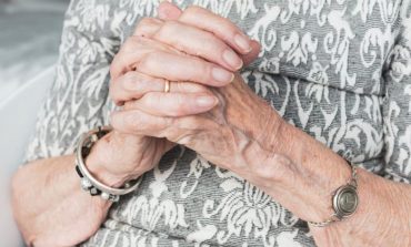 Teroare la Reșița! Bătrână de 89 de ani atacată în propria casă – agresorul, arestat după o noapte de coșmar