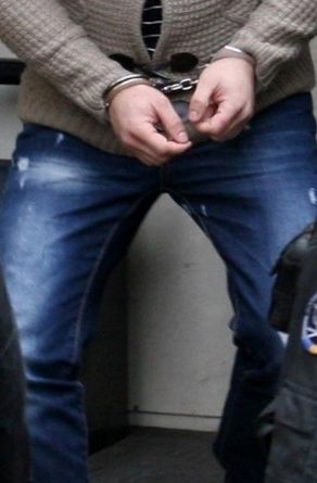 Noapte de groază la Moldova Veche – un bărbat și-a atacat propria mamă după ce femeia a refuzat să-i dea bani