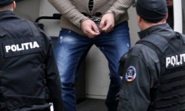 Noapte de groază la Moldova Veche – un bărbat și-a atacat propria mamă după ce femeia a refuzat să-i dea bani