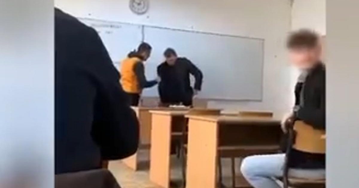 CARANSEBES.Profesor făcut „jigodie” și agresat în fața clasei