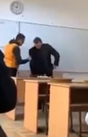 CARANSEBES.Profesor făcut „jigodie” și agresat în fața clasei