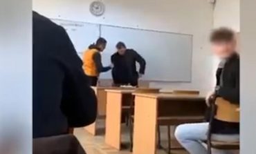 CARANSEBES.Profesor făcut „jigodie” și agresat în fața clasei