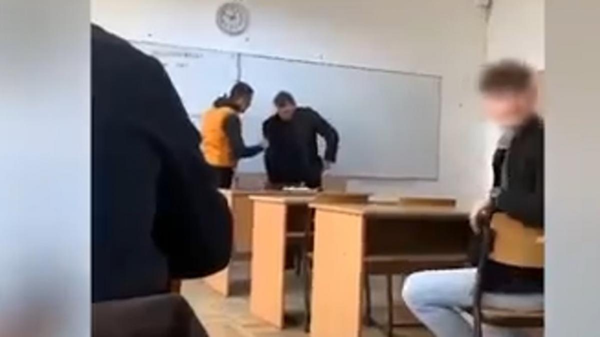CARANSEBES.Profesor făcut „jigodie” și agresat în fața clasei