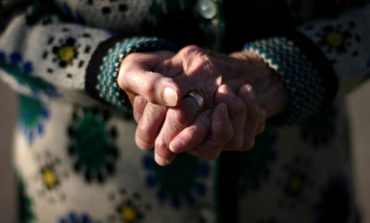 INCIDENT ȘOCANT LA MOLDOVA NOUĂ: BĂTRÂNĂ DE 83 DE ANI, BĂTUTĂ CU BESTIALITATE DE PROPRIUL NEPOT