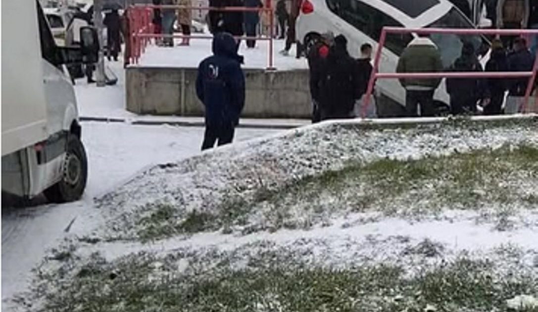 Mașină parcată… vertical, la Oravița, chiar în fața Magazinului Imperial. Șoferul a confundat strada cu o rampă de lansare