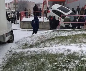 Mașină parcată… vertical, la Oravița, chiar în fața Magazinului Imperial. Șoferul a confundat strada cu o rampă de lansare