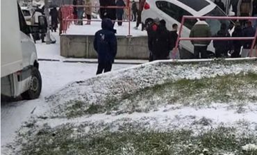 Mașină parcată… vertical, la Oravița, chiar în fața Magazinului Imperial. Șoferul a confundat strada cu o rampă de lansare