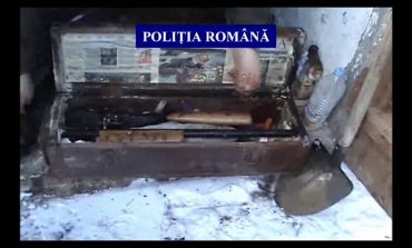 ARSENAL DE RAZBOI în casa unui tânăr! Polițiștii au ÎNGHETAT când au văzut ce ascundea