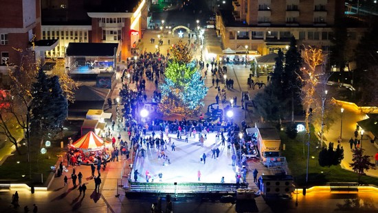 TÂRGUL DE CRĂCIUN SE DESCHIDE CU SPECTACOL REȘIȚA PORNEȘTE MAGIA SĂRBĂTORILOR CU O ZI PLINĂ DE SHOW ȘI COLINDE