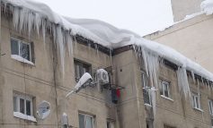ZĂPADĂ UCIGAȘĂ ÎN CARANSEBEȘ! TÂNÂRĂ DE 29 DE ANI STRIVITĂ DE GHEAȚA DE PE ACOPERIȘ ÎN  CENTRUL ORAȘULUI– 15 COPCI ȘI SÂNGE PRETUTINDENI !