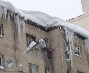 ZĂPADĂ UCIGAȘĂ ÎN CARANSEBEȘ! TÂNÂRĂ DE 29 DE ANI STRIVITĂ DE GHEAȚA DE PE ACOPERIȘ ÎN  CENTRUL ORAȘULUI– 15 COPCI ȘI SÂNGE PRETUTINDENI !