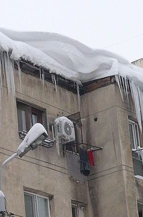ZĂPADĂ UCIGAȘĂ ÎN CARANSEBEȘ! TÂNÂRĂ DE 29 DE ANI STRIVITĂ DE GHEAȚA DE PE ACOPERIȘ ÎN  CENTRUL ORAȘULUI– 15 COPCI ȘI SÂNGE PRETUTINDENI !