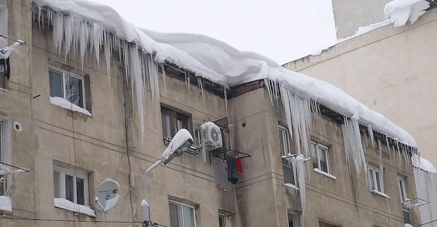 ZĂPADĂ UCIGAȘĂ ÎN CARANSEBEȘ! TÂNÂRĂ DE 29 DE ANI STRIVITĂ DE GHEAȚA DE PE ACOPERIȘ ÎN  CENTRUL ORAȘULUI– 15 COPCI ȘI SÂNGE PRETUTINDENI !