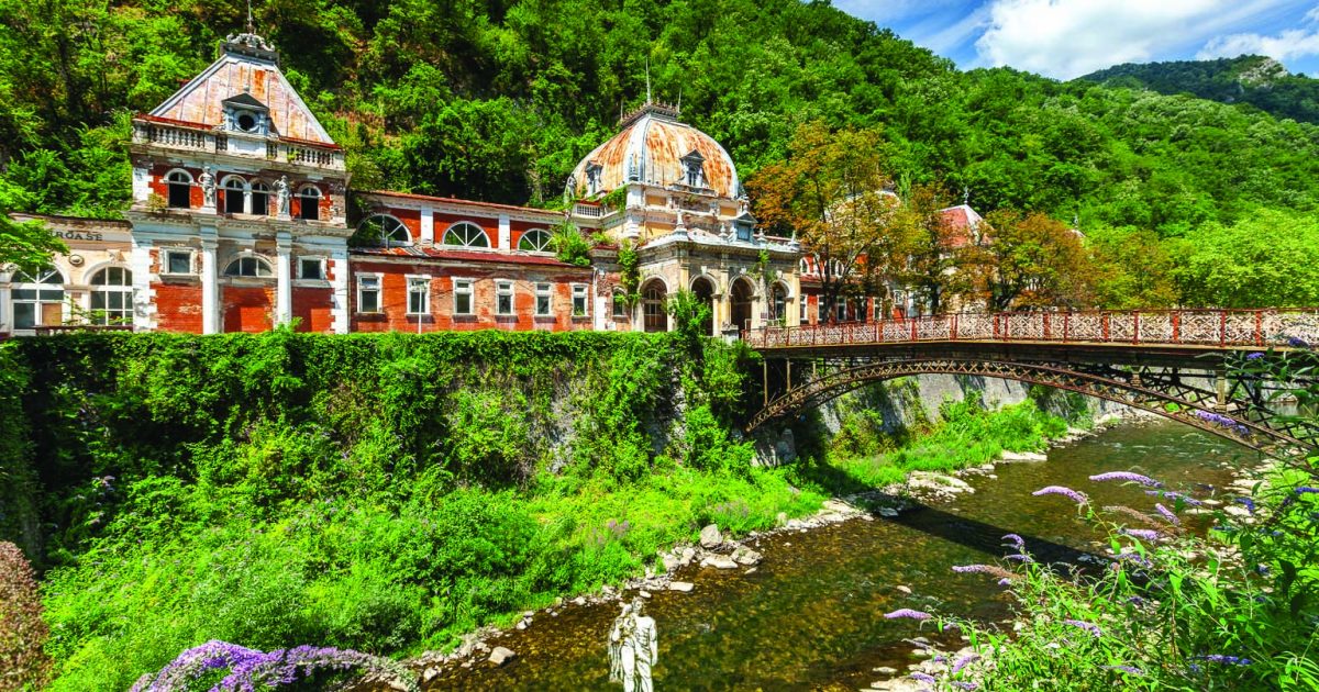 Băile Herculane se prăbușesc, statul încă judecă