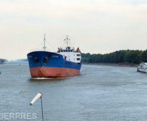 ȘOC PE DUNĂRE: Catastrofă ecologică evitată la mustață în Moldova Nouă! Navele "ucigașe" au otrăvit fluviul, dar eroii au salvat ziua!