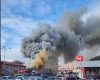 HAOS TOTAL în Reșița! Incendiu uriaș la Piața Sud: Flăcări de 10 metri înghit depozitul și mistuie mașini nevinovate – RO-Alert pentru toți! VIDEO șocant