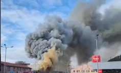 HAOS TOTAL în Reșița! Incendiu uriaș la Piața Sud: Flăcări de 10 metri înghit depozitul și mistuie mașini nevinovate – RO-Alert pentru toți! VIDEO șocant