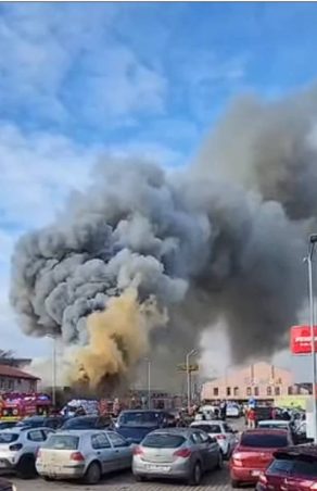 HAOS TOTAL în Reșița! Incendiu uriaș la Piața Sud: Flăcări de 10 metri înghit depozitul și mistuie mașini nevinovate – RO-Alert pentru toți! VIDEO șocant