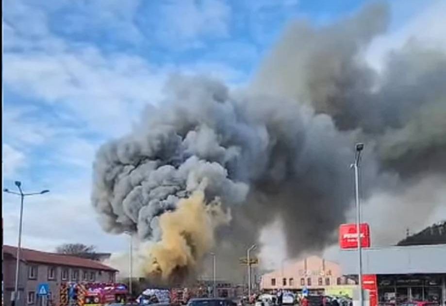 HAOS TOTAL în Reșița! Incendiu uriaș la  Penny de lângă facultate.: Flăcări de 10 metri înghit depozitul și mistuie mașini nevinovate – RO-Alert pentru toți! VIDEO șocant