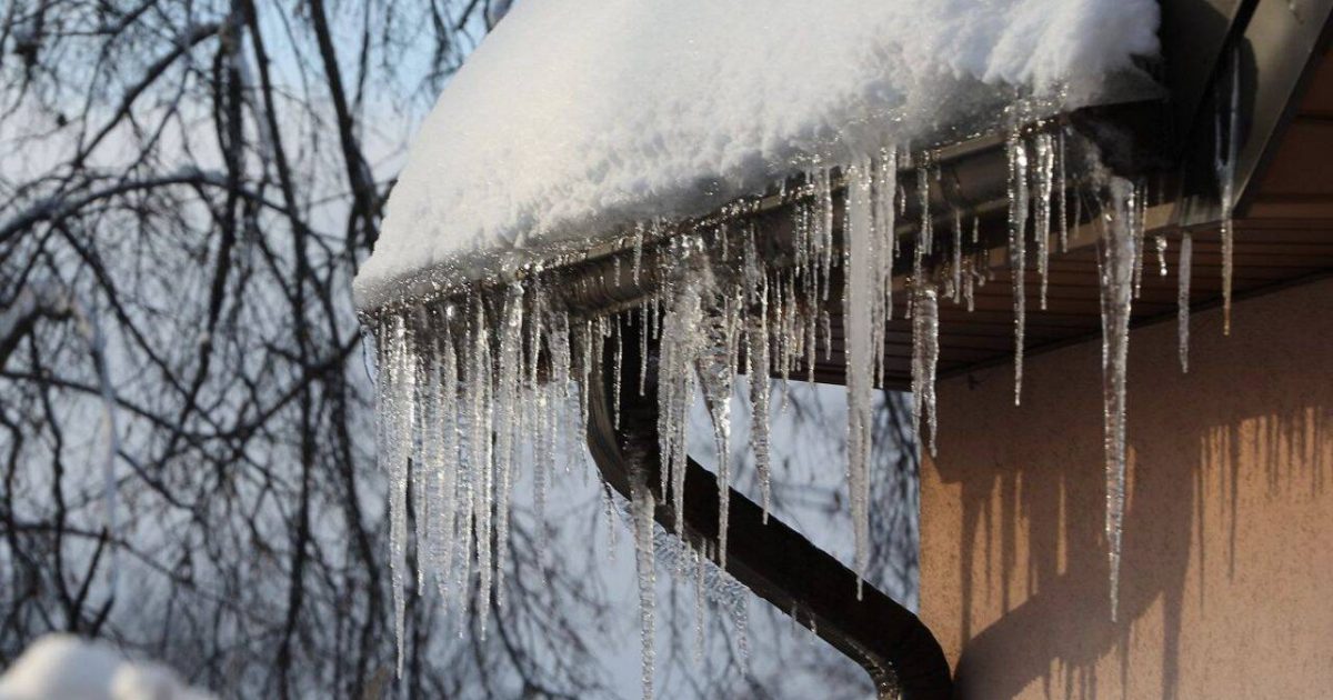 Panică la Urgențe! Caransebeșul sub asediul gheții: zeci de oameni ajung cu oase rupte, loviți de țurțuri uriași!